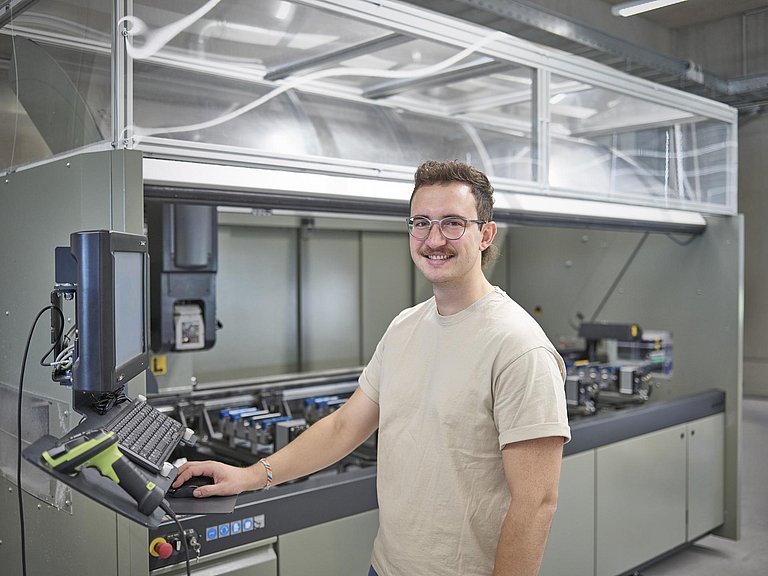 Mitarbeiter am CNC-Bearbeitungszentrum für Aluminiumprofile