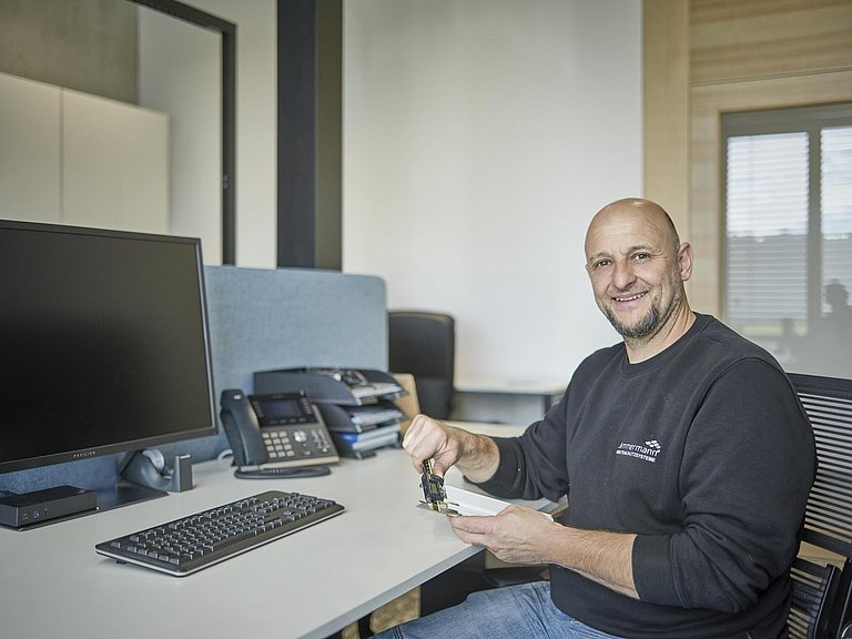 Mitarbeiter der Qualitätssicherung am Arbeitsplatz