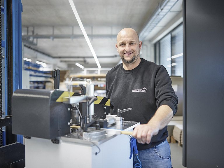 Mitarbeiter an der Presse in der Fliegengitter-Produktion